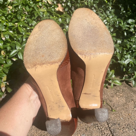 Salvatore Ferragamo Vara Bow Pumps Heels Brown Leather Suede Wing Tip Size 7 B - Picture 10 of 10